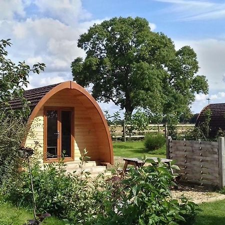 Campion Glamping Pod Hotel Челтнъм Екстериор снимка
