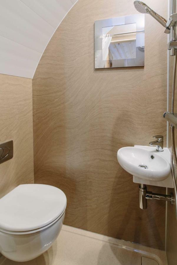 Campion Glamping Pod Hotel Челтнъм Екстериор снимка